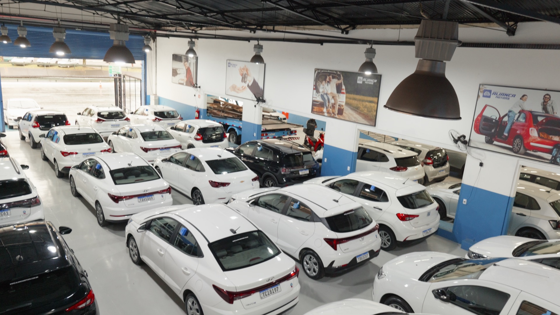 Veículos no interior da Aliança Motors